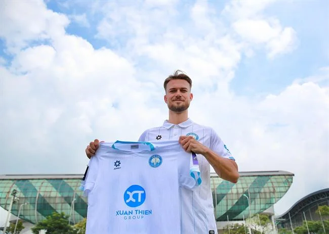 Người dùng đang xem tin tức và cập nhật thể thao trên điện thoại di động